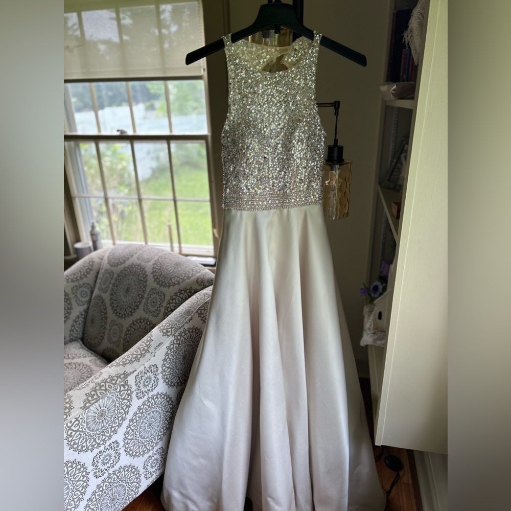 Formal gown, Mori Lee Madeline Gardner, size 6, excellent condition, worn once